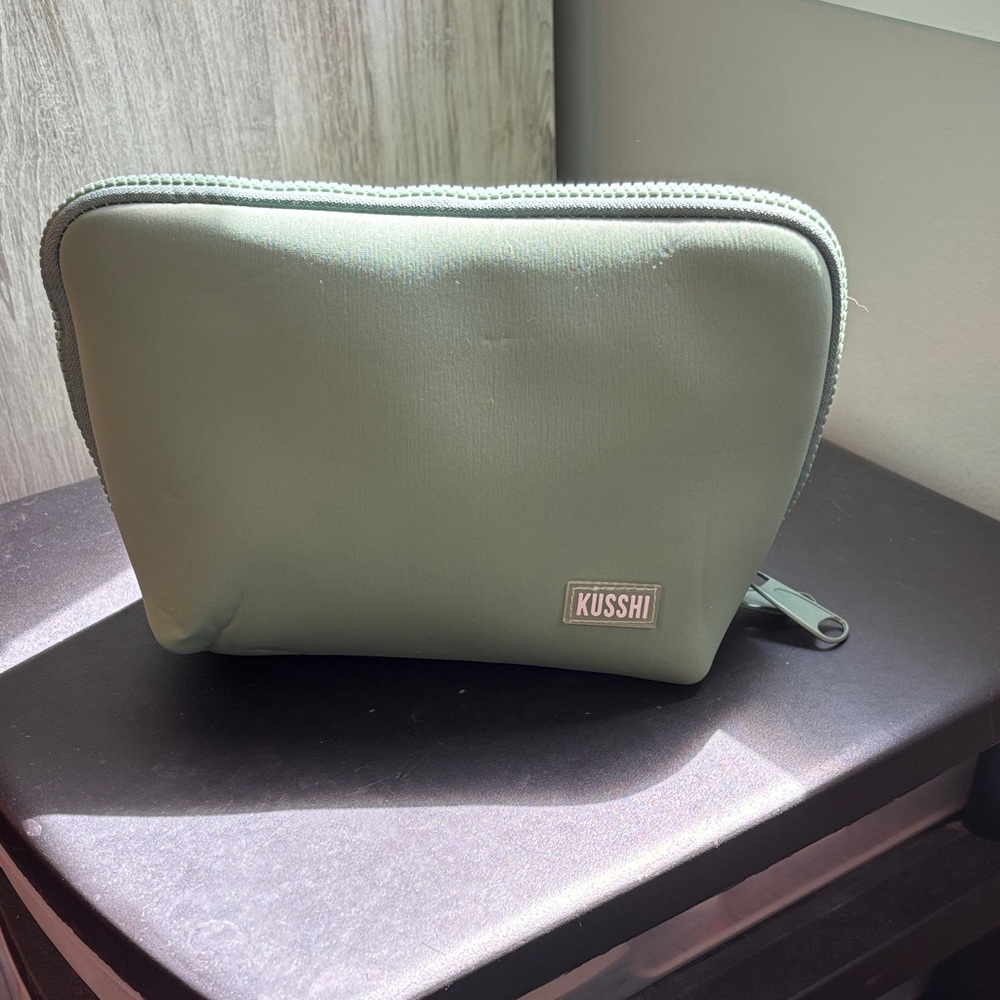 Kusshi Green Makeup  Bag